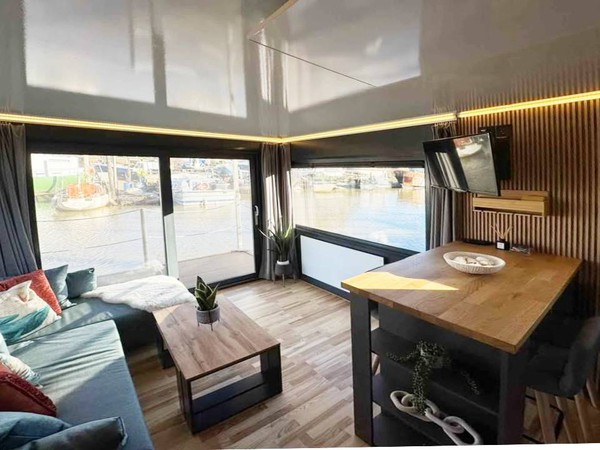 House boat with views over the marina