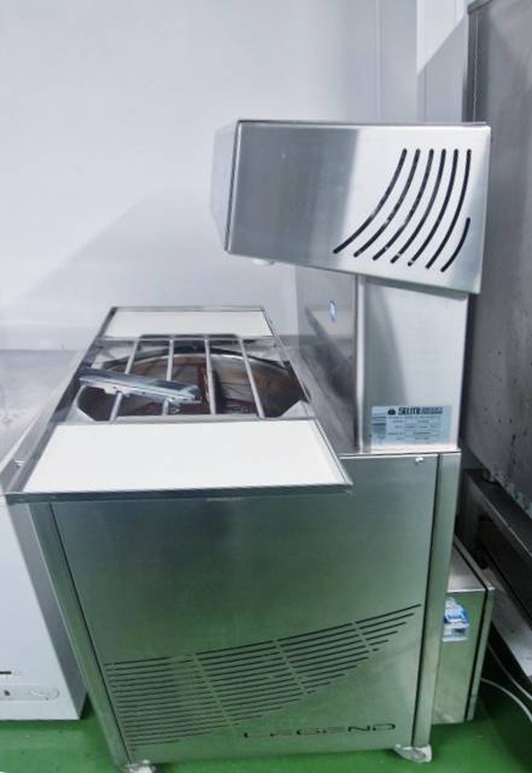 Commercial chocolate production tempering machine