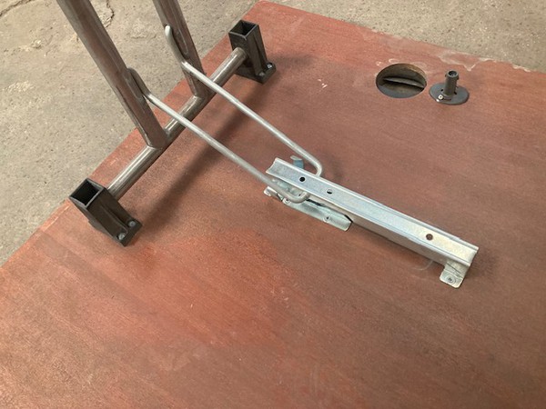 Heavy duty folding legs