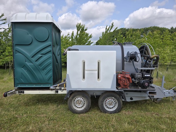 Flatbed trailer with Vac Tank