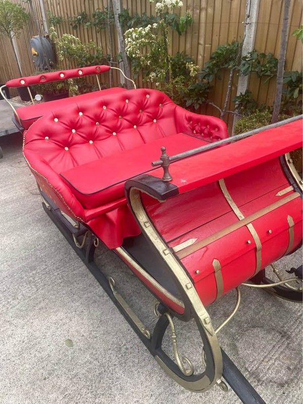 Red button backed sleigh - Antique