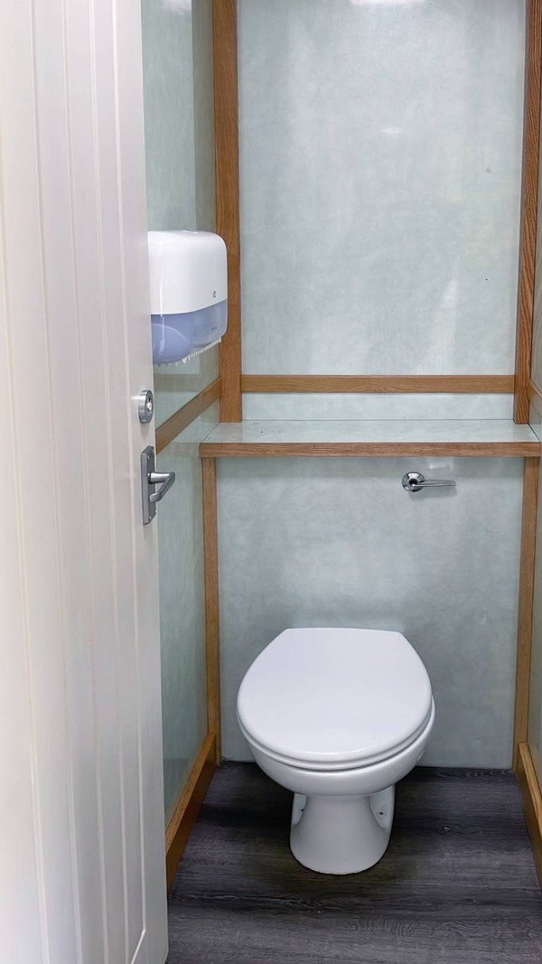 2+1 toilet cubicle