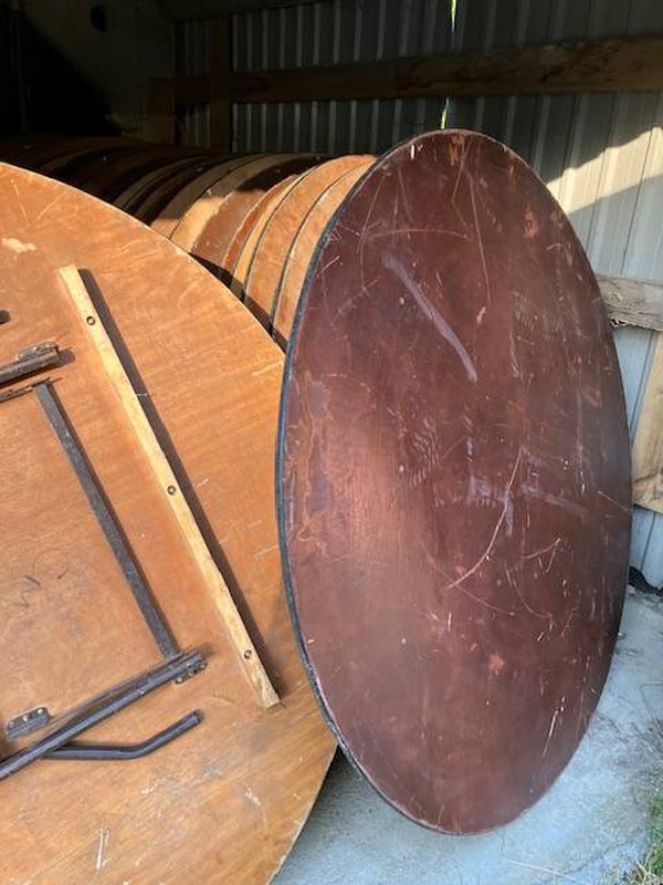 5Ft 6" Round table with folding legs