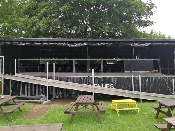 Bar trailer with ramp