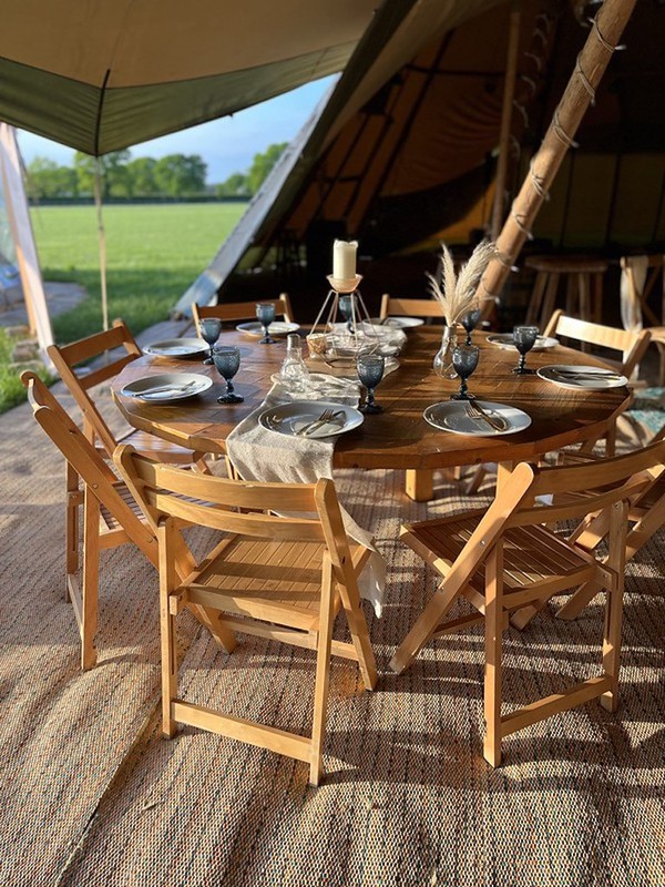 Round Banquet Tables