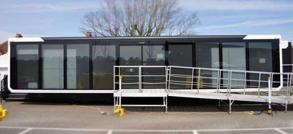 Expandable 13m trailer with windows