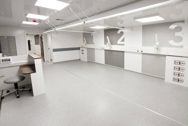 4 Bay recovery ward complete with bed head system with oxygen / suction