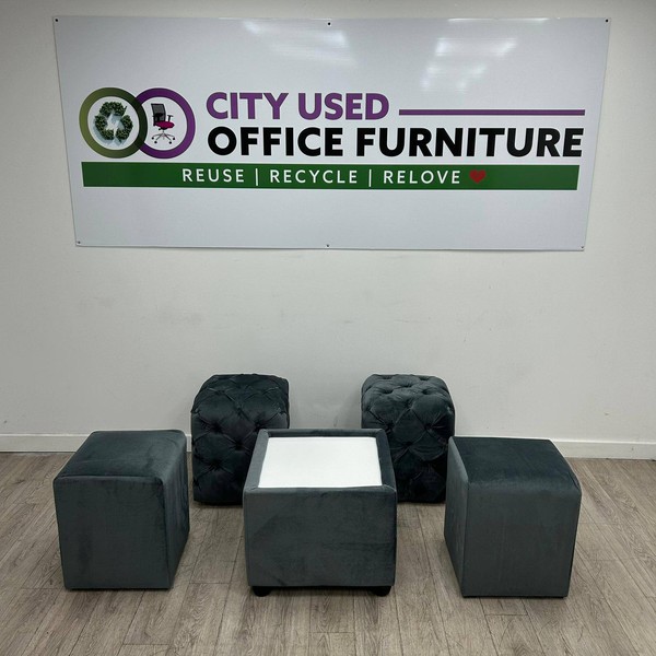 Sets of 4x cubes and 1x table