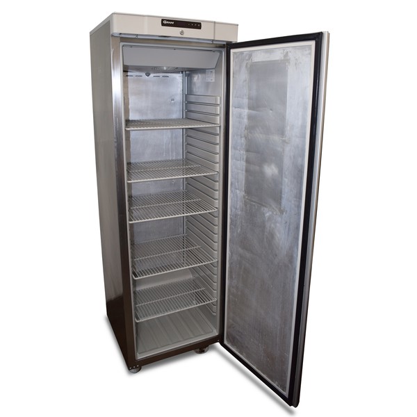 Commercial upright fridge for restaurants and cafes