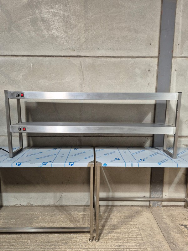 Heated gantry for cafe