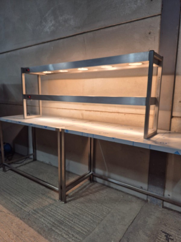 Heated gantry for chef's pass