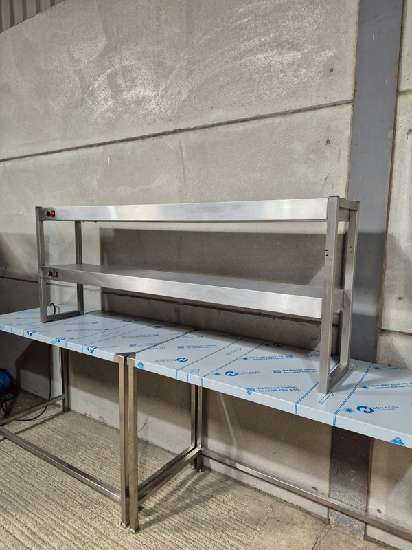 Heated gantry for restaurant