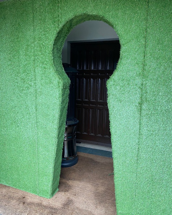 Through the keyhole - Alice in wonderland prop