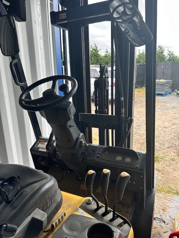 Forklift truck with side shift