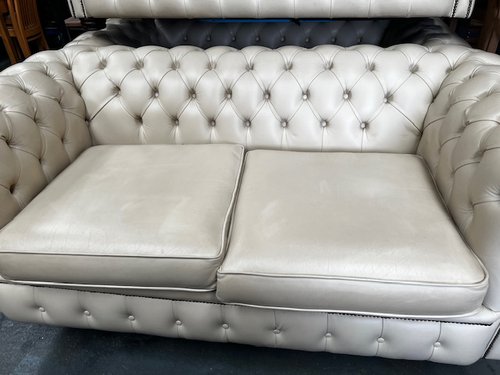 Chesterfield sofa with button back Chesterfield sofa with button back