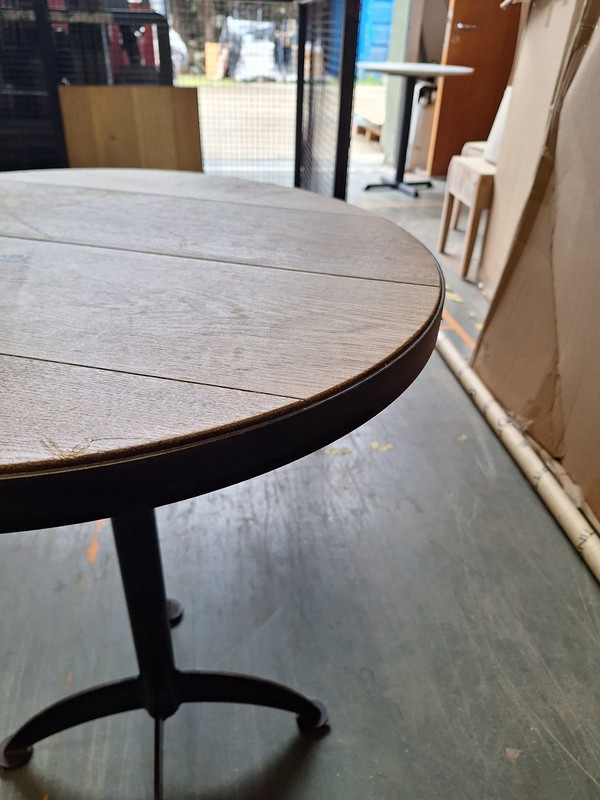 Plank top round table for pubs and bars
