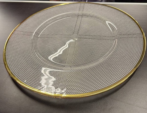 Charger rim with gold rims