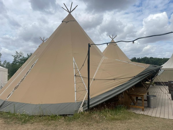 Used Giant Hat Kata Tipis