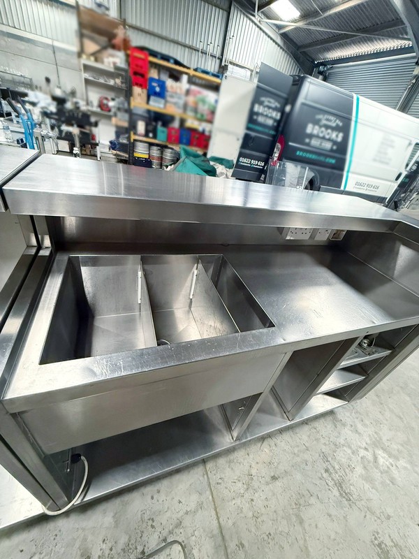 Bar counter with ice sink