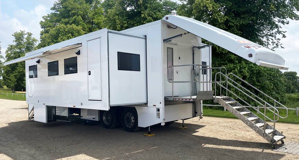 Secondhand exhibition unit with slide out pods