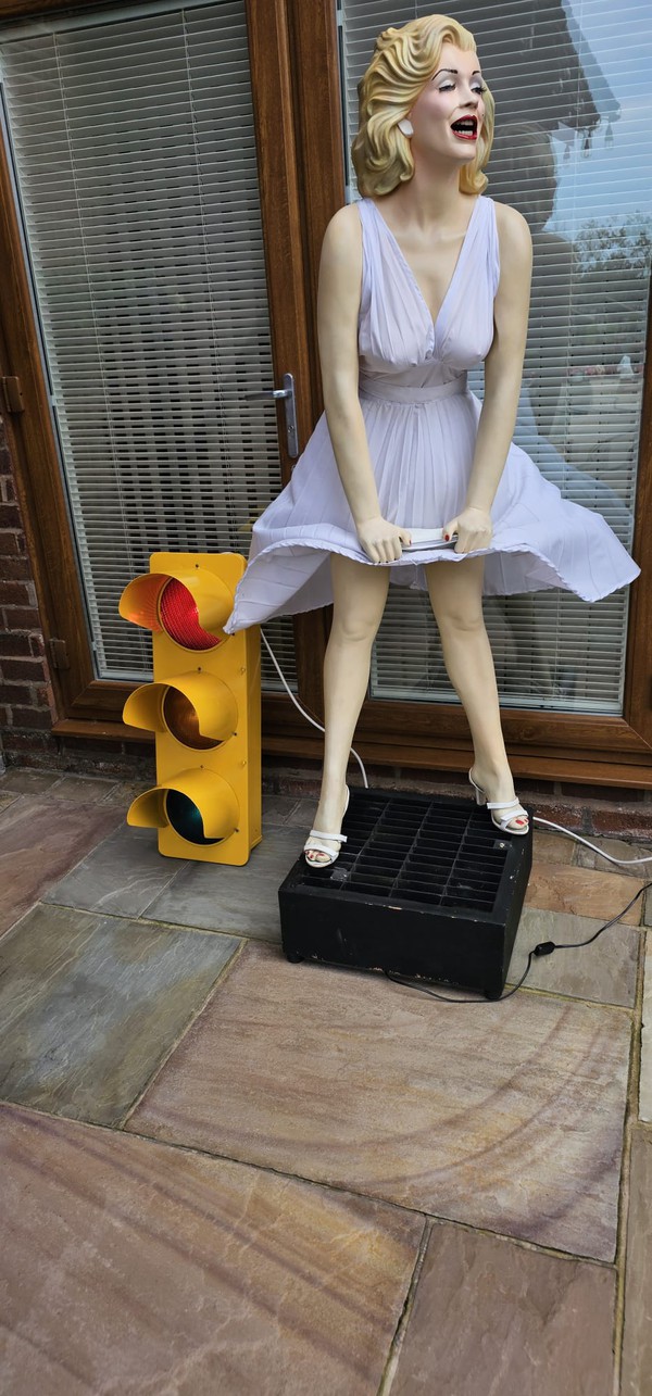 White dress of Marilyn Monroe photo