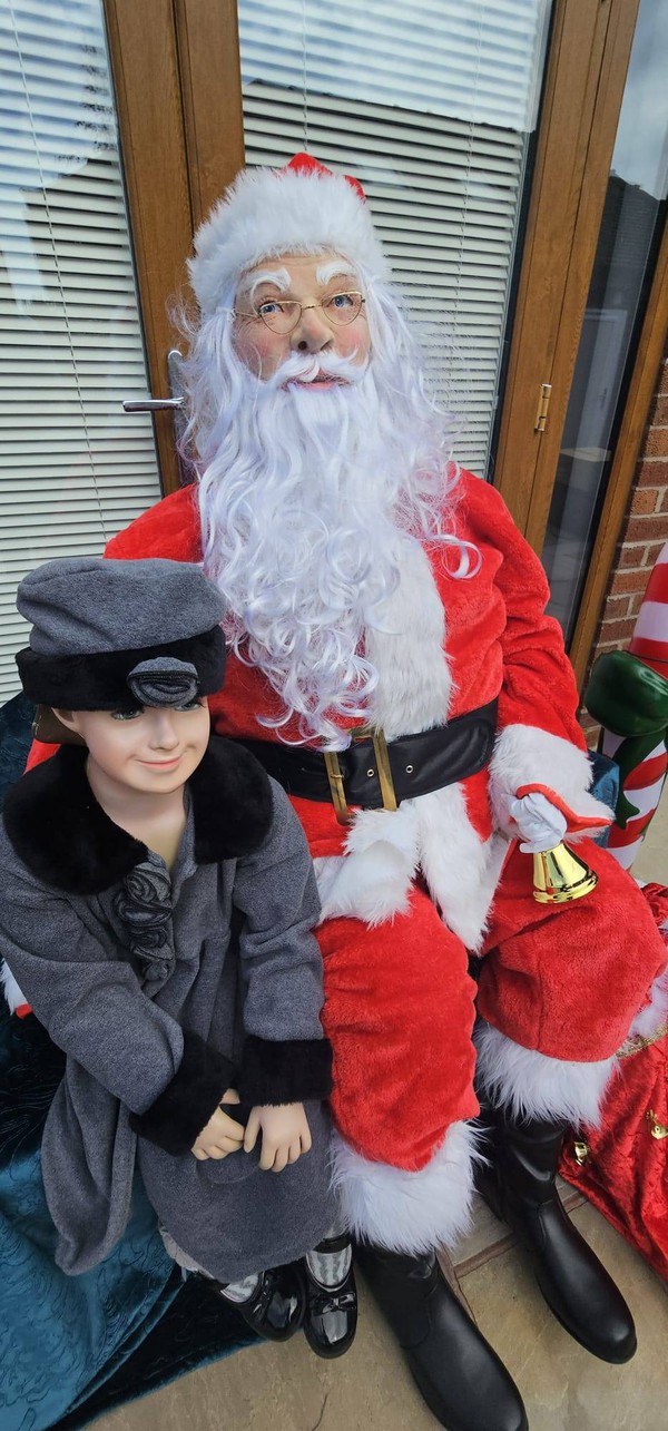 Miracle On 34th Street girl and father Christmas