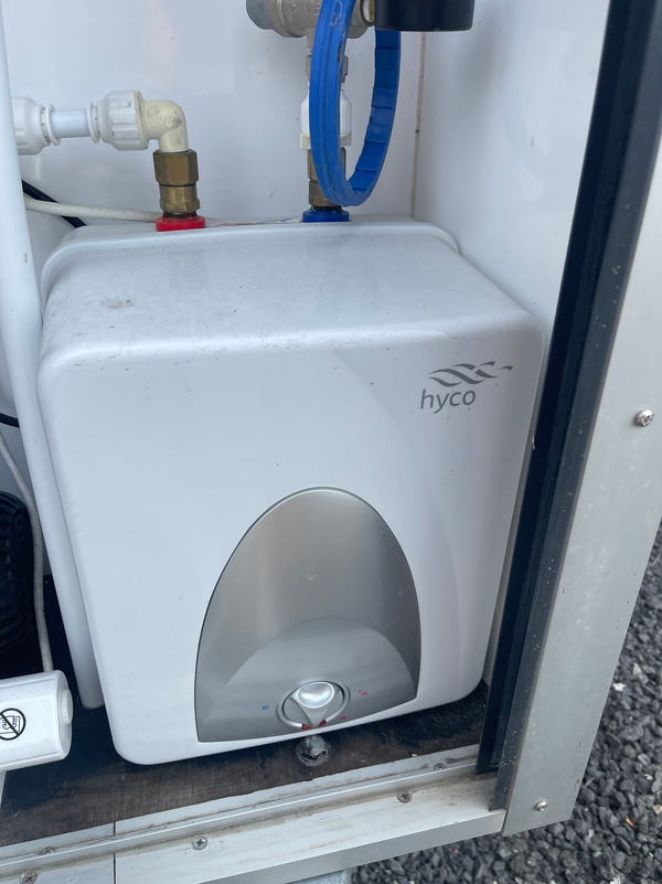 4 + 2 Toilet Trailer