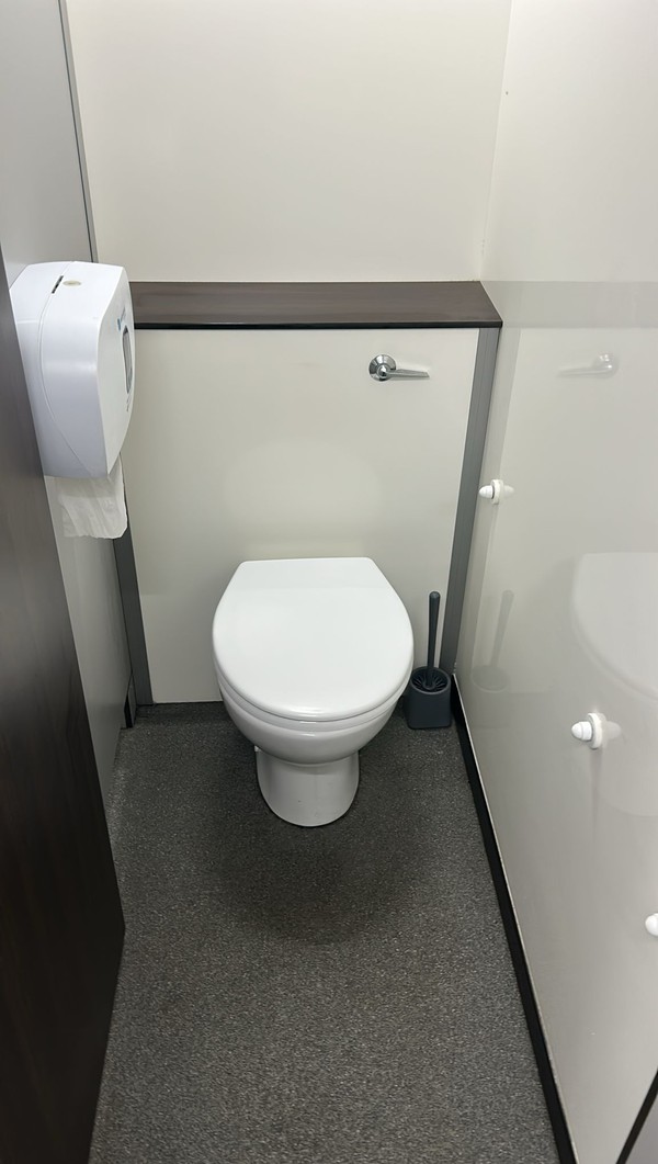 4 + 2 Toilet Trailer For Sale