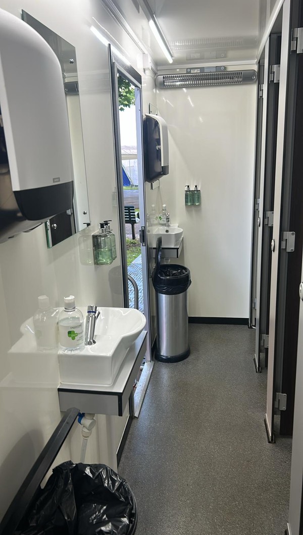 4+2 Luxury Toilet Trailer For Sale