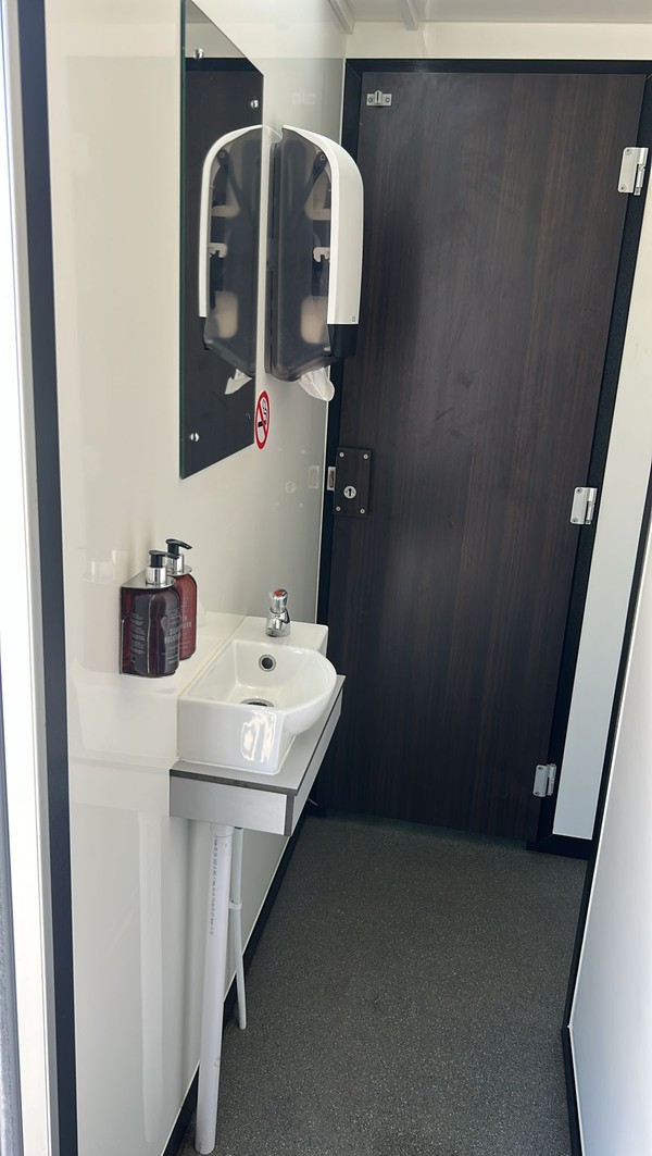 Secondhand 4 + 2 Toilet Trailer