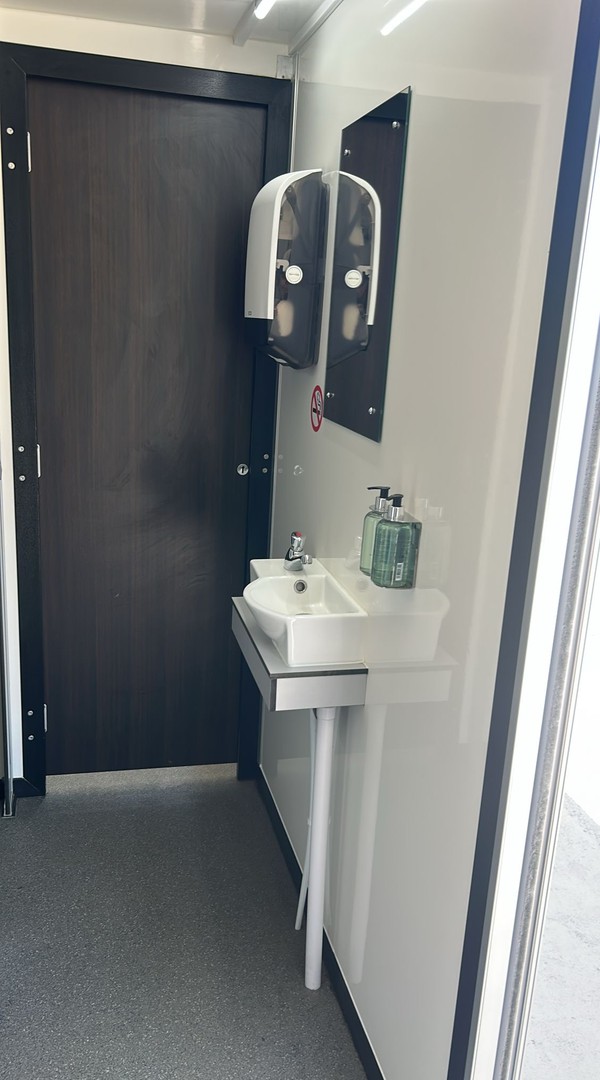 Secondhand 4+2 Luxury Toilet Trailer