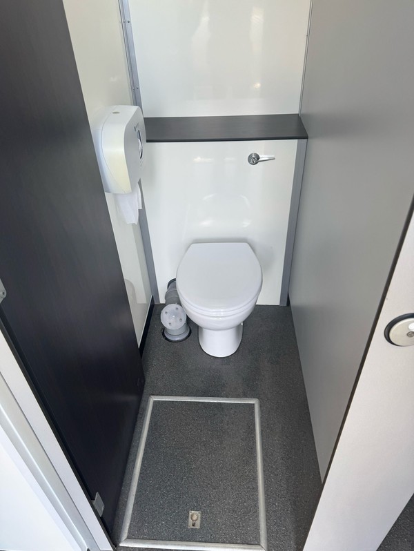Used 4+2 Luxury Toilet Trailer
